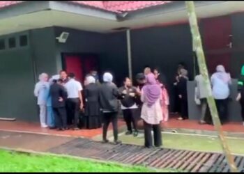 TANGKAP layar video yang tular berkaitan insiden sekumpulan individu menikmati buah durian di PPV Dewan Jubli Intan, Jalan Ayer Molek di Johor Bahru, Johor.