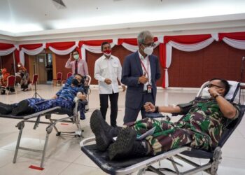 HERMONO beramah mesra dengan sebahagian  kakitangan kedutaan yang menyertai program kempen derma darah bagi memperingati Hari Ulangtahun Kemerdekaan Republik Indonesia ke-76 di Kedutaan Besar Indonesia, Kuala Lumpur. UTUSAN/MOHD FARIZWAN HASBULLAH 