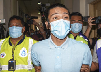 Pendakwah selebriti, Syed Shah Iqmal Syed Mohd. Shaiful tiba di Kompleks Mahkamah Petaling Jaya, Selangor, semalam untuk menghadapi dua pertuduhan jenayah seksual. Dia turut menghadapi satu lagi pertuduhan di Mahkamah Shah Alam. – UTUSAN/SHIDDIEQIIN ZON