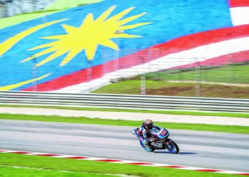 AKSI pelumba negara, Syarifuddin Azman ketika bersaing dalam kelayakan Moto3 pada Grand Prix Malaysia di Litar Antarabangsa Sepang, semalam. – MINGGUAN/SHIDDIEQIIN ZON