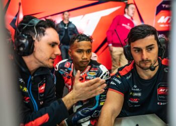 SYARIFUDDIN AZMAN (tengah) mendengar arahan yang diberikan krew pasukannya sewaktu sesi ujian tertutup di Litar Jerez, Sepanyol, semalam. - ihsan @zkracingteam/@mthelmets_msi