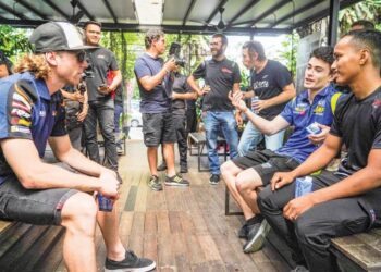 Syarifuddin Azman (kanan) berbual dengan pelumba RNF MotoGP, Darryn Binder (kiri) dan Manuel Gonzales dari Yamaha VR46 Moto2 pada program Menanam Pokok bersama Pelumba MotoGP, Moto2, Moto3 di Taman Tugu, Kuala Lumpur semalam. – UTUSAN/MUHAMAD IQBAL ROSLI