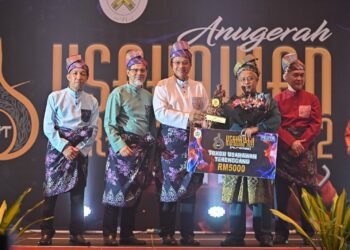 AHMAD Samsuri Mokhtar (tengah) menyampaikan Anugerah Tokoh Usahawan Terengganu kepada Aminudin Mat Yusof (dua, kanan) pada majlis AUT2022 di Kuala Terengganu, malam tadi. - UTUSAN/PUQTRA HAIRRY ROSLI