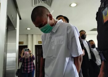 DANIEL Iskandar hadir ke Mahkamah Tinggi bagi mendengar semakan hukuman ke atasnya di Shah Alam, Selangor, semalam.