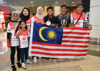 DANISH Ramli (tengah) bersama ahli keluarganya ketika pulang ke tanah air selepas dinobatkan juara Asia Talend Cup 2022.