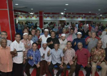 MOHAMMAD Agus Yusof (duduk, tiga dari kiri) dan Ahmad Razif Abd. Rahman (duduk, empat dari kiri) bergambar bersama pemimpin UMNO Bahagian Nerus pada program Town Hall J-Kom Bersama Kepimpinan Kuala Nerus, di Kuala Nerus, hari ini.