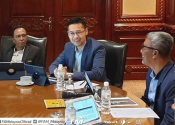 Pengarah Eksekutif tickethotline, Datuk Azril Mat Drus (tengah).