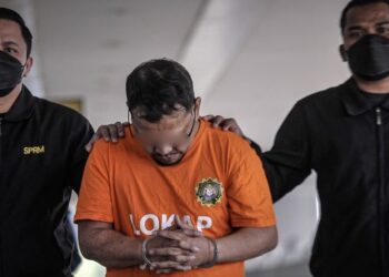 'DATUK Roy' hadir di Mahkamah Majistret Kuala Lumpur diiringi pegawai SPRM berkaitan prosiding reman bagi siasatan kes Jana Wibawa. - GAMBAR FAIL
