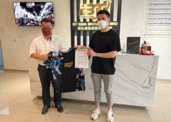 PENGARAH Urusan Kumpulan BT Bina Group, Datuk Seri David Tan (kiri) bersama Bekas pemain badminton perseorangan lelaki negara Cheam June Wei .