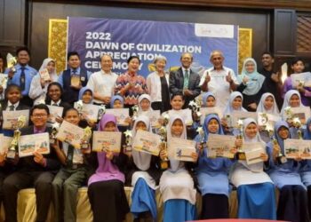MOHD. Razali Abdul Rahman (belakang, enam dari kanan) bersama dengan para pemenang bagi permainan Dawn of Civilization pada Majlis Apresiasi di Hotel Saujana, Kuala Lumpur, kelmarin.