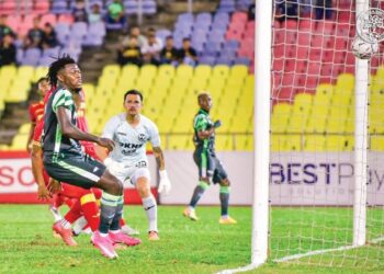 Ifedayo Olusegun meledak dua gol ketika membantu Melaka United menumpaskan bekas pasukannya, Selangor 2-0 dalam aksi Liga Super kelmarin.