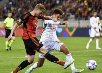 AKSI Kevin De Bruyne (kiri) ketika bersaing dengan pemain Wales, Ethan Ampadu di Stadium The King Baudouin, Brussels hari ini. - AFP