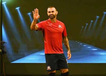 Guilherme de Paula  ketika diperkenalkan sebagai pemain baharu Melaka FC di Casa Del Rio, Bandar Hilir, Melaka kelmarin.
– UTUSAN/AMRAN MULUP