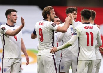 DECLAN Rice menunggu balasan 'high five' daripada Harry Kane.