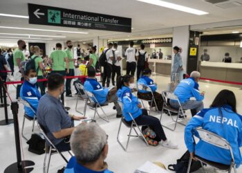 ANGGOTA beberapa delegasi menunggu keputusan ujian Covid-19 selepas tiba di Lapangan Terbang Antarabangsa Narita semalam untuk menyertai Sukan Olimpik Tokyo 2020.  - AFP
