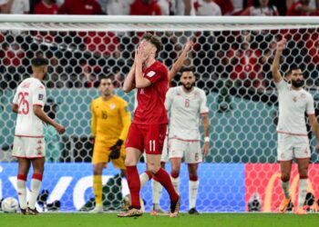 REAKSI pemain tengah Denmark, Andreas Skov Olsen selepas jaringannya dibatalkan kerana ofsaid dalam aksi Kumpulan D, Piala Dunia 2022 di Stadium Education City, Al-Rayyan hari ini. - AFP