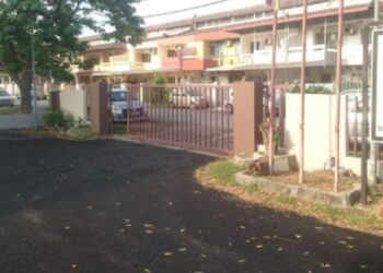 SEBANYAK 30 pemilik kenderaan mempersoal tindakan MPK keluarkan kompaun RM1,000 kerana meletakkan kenderaan di padang di Dewan Eng Ann, Taman Eng Ann, Petaling Jaya..