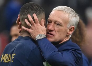 Didier Deschamps banyak memainkan peranan membantu meningkatkan prestasi skuad Perancis. - AFP