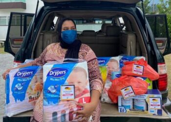 DINIE Fadil bersama barangan untuk disumbangkan kepada orang ramai yang terkesan akibat pandemik Covid-19 di Negeri Sembilan.