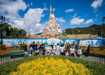 Rancangan Disneyland Hong Kong perluas tapak taman tema terjejas selepas kerajaan memutuskan tidak memperbaharui perjanjian membangunkan sebidang tanah berdekatan. – GAMBAR HIASAN/AFP