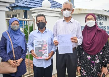 AHMAD Kashfi Ab. Rahman (dua, kanan) menunjukkan salinan laporan polis selepas mendakwa ditipu sebuah agensi umrah di IPD, Kuala Terengganu, Terengganu, hari ini. - UTUSAN/PUQTRA HAIRRY ROSLI