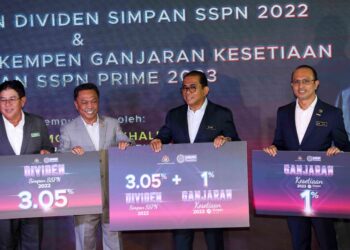 Mohamed Khaled Nordin (dua kanan) menunjukkan jumlah dividen Simpan SSPN 2022 di Putrajaya,semalam. – UTUSAN/FAISOL MUSTAFA