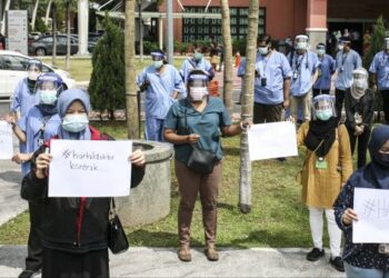 Kumpulan doktor kontrak terus mendesak kerajaan selesaikan segera isu perjawatan mereka. - FOTO/ZULFADHLI ZAKI