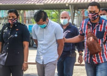 MOHD. Rafi'uddin Hamidon dibawa ke Mahkamah Majistret Seremban hari ini atas tuduhan menipu pelaburan tidak wujud membabitkan nilai RM43,000 pada Jun 2019.  - UTUSAN/MUHAMMAD IZZAT TERMIZIE