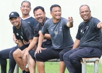 DOLLAH Salleh (kanan) dan barisan jurulatih Sri Pahang bersedia memacu pasukan melangkah jauh dalam Piala Malaysia 2022.