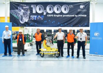 KETUA Pegawai Eksekutif Proton, Dr Li Chunrong (tiga dari kiri) hadir meraikan pengeluaran enjin 1.5 TGDI ke-10,000 di barisan pemasangan enjin Tanjung Malim, Perak.