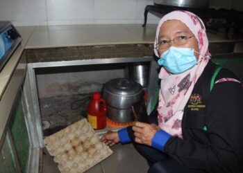 DR. Noorhaida menunjukkan tompokan najis lipas dan tikus ditemui dalam kabinet dapur di sebuah kedai makan di sekitar bandar Muar, Johor hari ini. - FOTO/NUR ALINA HASSAN