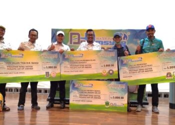 MOHAMAD Faizal Razali (tengah) bergambar bersama wakil penerima sumbangan Dr. Amsyar dalam majlis kejohanan Dr. Amsyar Golf Challenge 2022 di Kelab Golf Kota Seriemas, Nilai, Negeri Sembilan.
