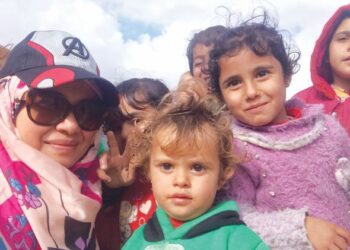 Dr. Azuraida Shahadan bersama anak-anak Syria yang masih bergelut dengan peperangan.