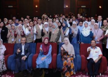 DR. ZALIHA Mustafa (tengah) bersama peserta yang hadir pada Majlis Perasmian Kajian Global Adult Tobacco Survey (GATS) 2023 di Port Dickson semalam. - UTUSAN/MOHD. SHAHJEHAN MAAMIN