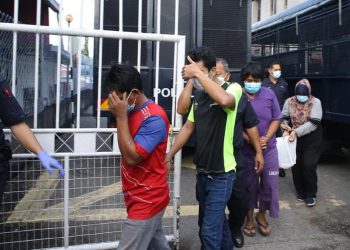 DUA lelaki warga Thailand yang ditahan susulan insiden tembakan sehingga mengorbankan seorang anggota PGA di sempadan Malaysia-Thailand, Padang Besar, November tahun lalu dihadapkan ke Mahkamah Sesyen, Kangar, Perlis hari ini. - FOTO/SHAHIR NOORDIN