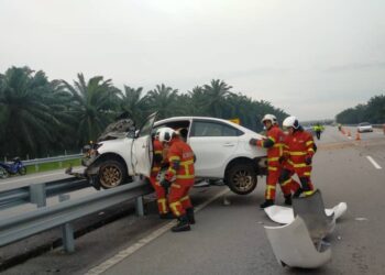 KEADAAN kereta yang tersangkut di atas pembahagi jalan di tengah lebuh raya WCE dalam kemalangan yang menyebabkan dua maut dekat Lumut hari ini. - UTUSAN/JBPM PERAK