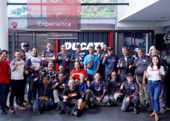 Sebahagian ahli-ahli Kelab BMW GSOM bergambar pada program The Breakfast Bike Club sempena hari tunggang uji pelbagai motosikal keluaran terbaharu Ducati di Ducati Petaling Jaya baru-baru ini.
