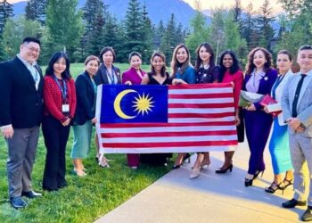 SERAMAI 12 orang peserta program kepemimpinan Persidangan Kajian Komanwel Duke of Edinburgh mengangkat bendera Malaysia.