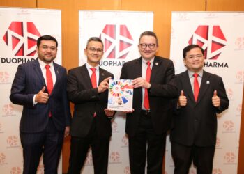 LEONARD Ariff Abdul Shatar (dua kiri) bergambar pada sidang media selepas Mesyuarat Agung Tahunan (AGM) ke-22 Duopharma, di sini, hari ini.