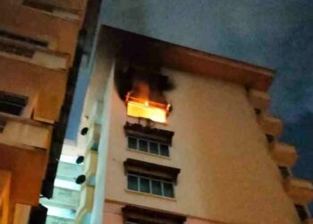 SEBUAH bilik di tingkat enam di Kuarters Jalan Duta terbakar petang tad