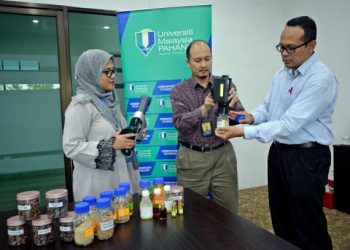MUHAMMAD Sharfi Najib (tengah) bersama penyelidik UMP menggunakan E-Anfun dalam kajian pengesanan bau.