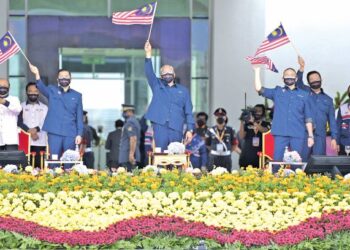 MENTERI Komunikasi dan Multimedia, Tan Sri Annuar Musa (tengah) merupakan penulis lirik lagu Keluarga Malaysia  yang mengajak seluruh rakyat mengenali, memahami dan membina sebuah Keluarga Malaysia. – TWITTER ANNUAR MUSA