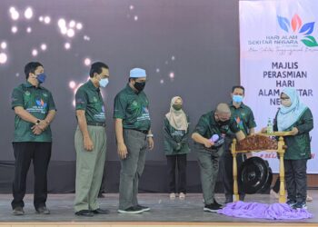 SAARANI Mohamad memalu gong ketika merasmikan sambutan Hari Alam Sekitar Negara 2021 peringkat negeri Perak di Dewan Majlis Daerah Selama dekat Larut hari ini. - UTUSAN/MOHAMAD HAFIZI MOHD. SAID