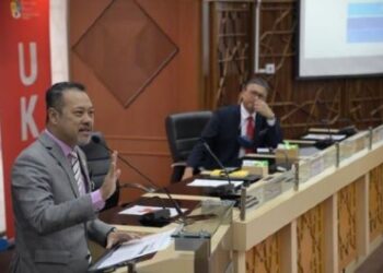 AHMAD Masrizal Muhammad (kiri) berucap dalam lawatan rasmi ke Universiti Kebangsaan Malaysia (UKM)
pada 8 September lalu. Turut kelihatan Naib Canselor UKM, Profesor Datuk Mohd. Ekhwan Toriman.
– TWITTER KPT