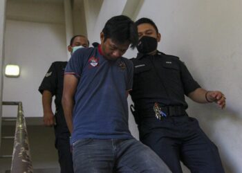 MOHAMED Badruldin Mohamed didakwa atas pertuduhan membunuh dan meliwat seorang bayi lelaki berusia sembilan bulan yang merupakan anak asuhan isterinya di sebuah pangsapuri di sini, tiga minggu lepas, di Mahkamah Majistret Petaling Jaya, di sini hari ini. - UTUSAN/SHIDDIEQIIN ZON
