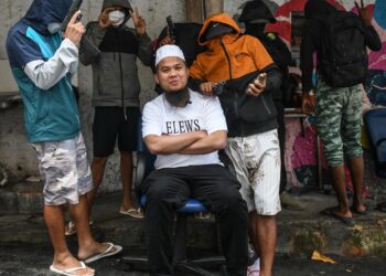 USTAZ Ebit Lew bergambar dengan 'penjaga' kawasan setinggan di Favela, Brazil.