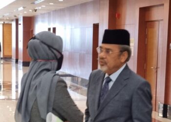 GAMBAR yang tular dalam media sosial menunjukkan Tajuddin Abdul Rahman tidak memakai pelitup muka ketika menghadiri Sidang Khas Dewan Rakyat di Parlimen.