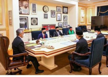 AZALINA Othman Said berkongsi gambar Speaker Dewan Negara dan Dewan Rakyat serta timbalan-timbalannya menghadap Yang di-Pertuan Agong.