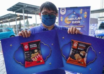 EKSEKUTIF Pemasaran Kanan EB Frozen Food, Long Tian Hong menunjukkan antara produk terbaru keluaran EB Frozen Food. - UTUSAN/FARIZ RUSADIO