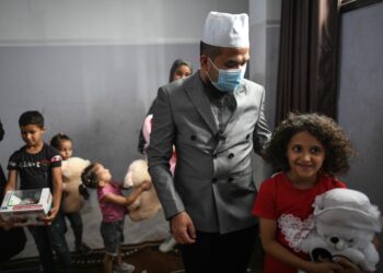 EBIT Lew bersama seorang anak yatim mangsa serangan tentera Zionis ketika memulakan misi kemanusian ke Gaza, Palestin. - FB EBIT LIEW